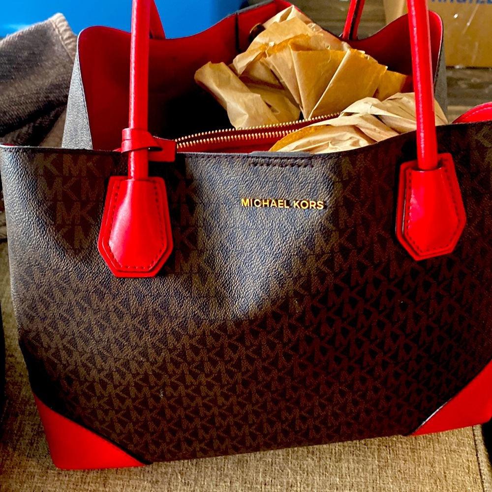 Hello I’m selling a Micheal Kors